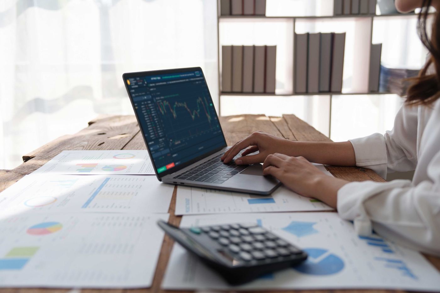 Advisors consulting over an investment analysis